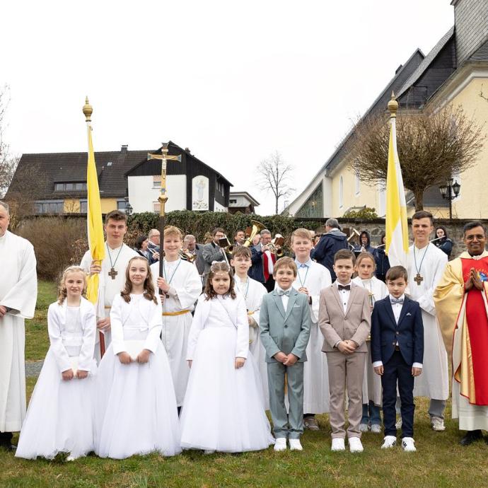 Erstkommunion feierten  Lukas Pröschold Sophie Völk, Emilia Trebes, Leni Trebes, Max Thieme und Henri Ziebe