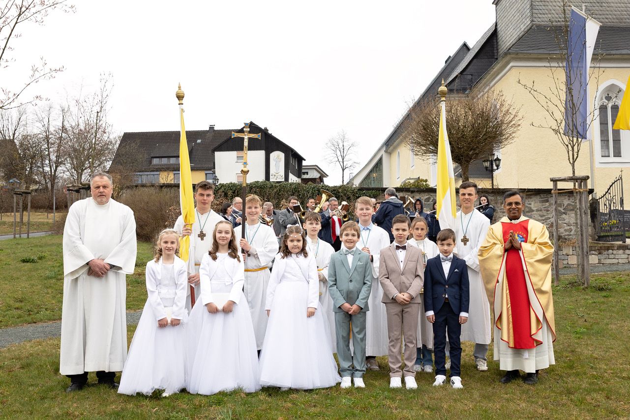 Erstkommunion feierten  Lukas Pröschold Sophie Völk, Emilia Trebes, Leni Trebes, Max Thieme und Henri Ziebe