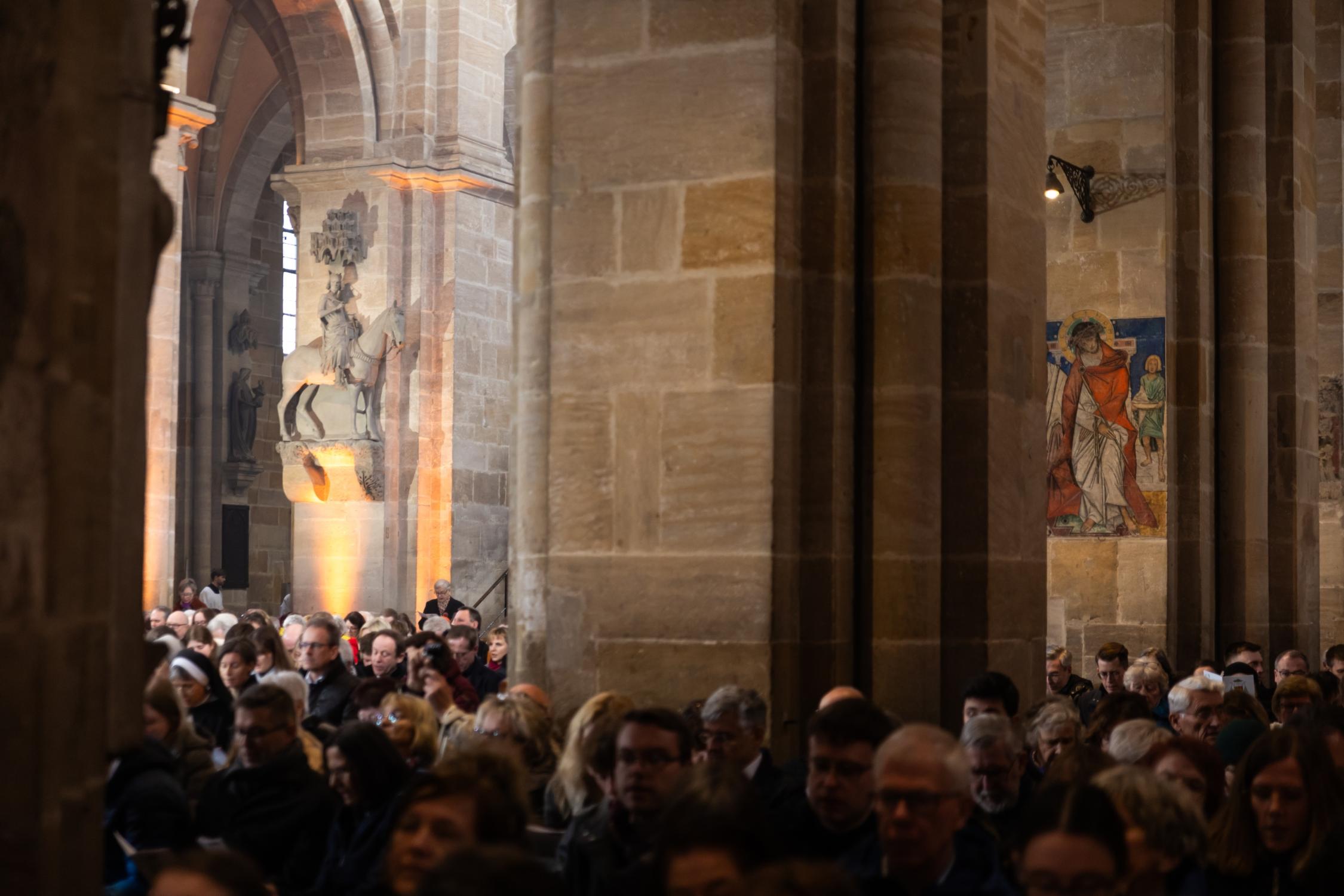 Der Bamberger Reiter überblickt auch diesen Gottesdienst Amtseinführung Erzbischof Herwig Gössl