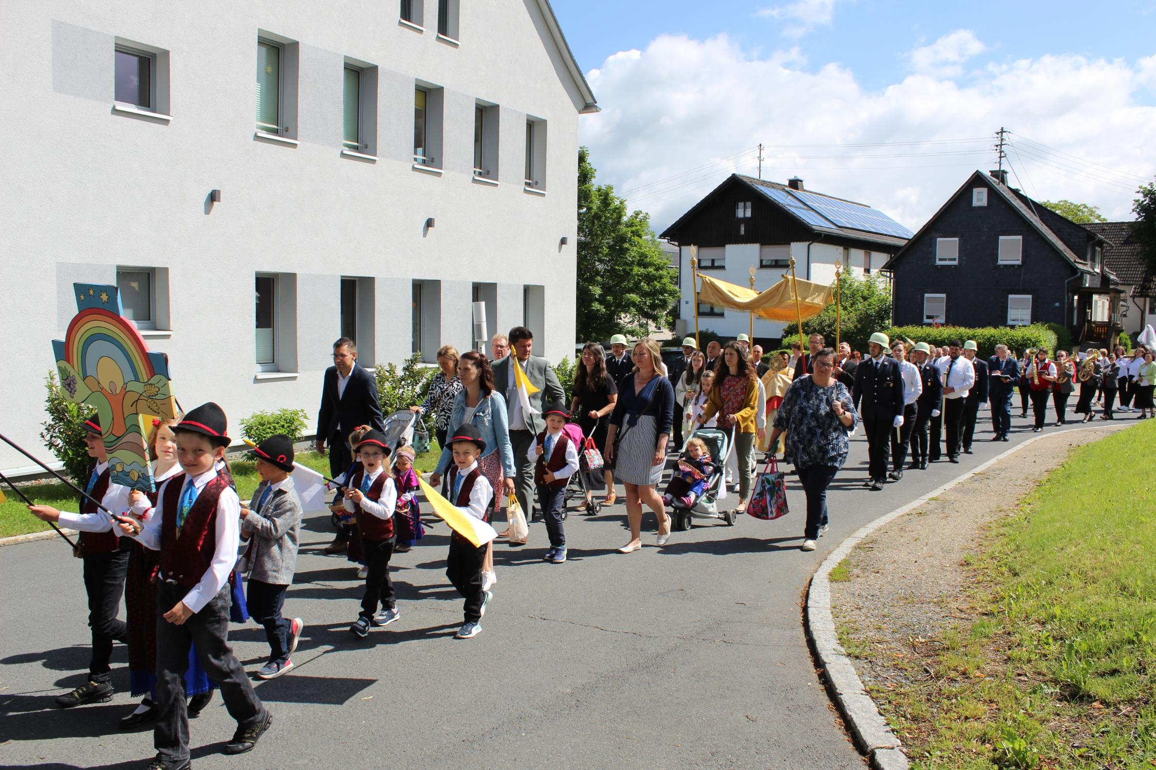 Die Kinder in ihrer Tracht