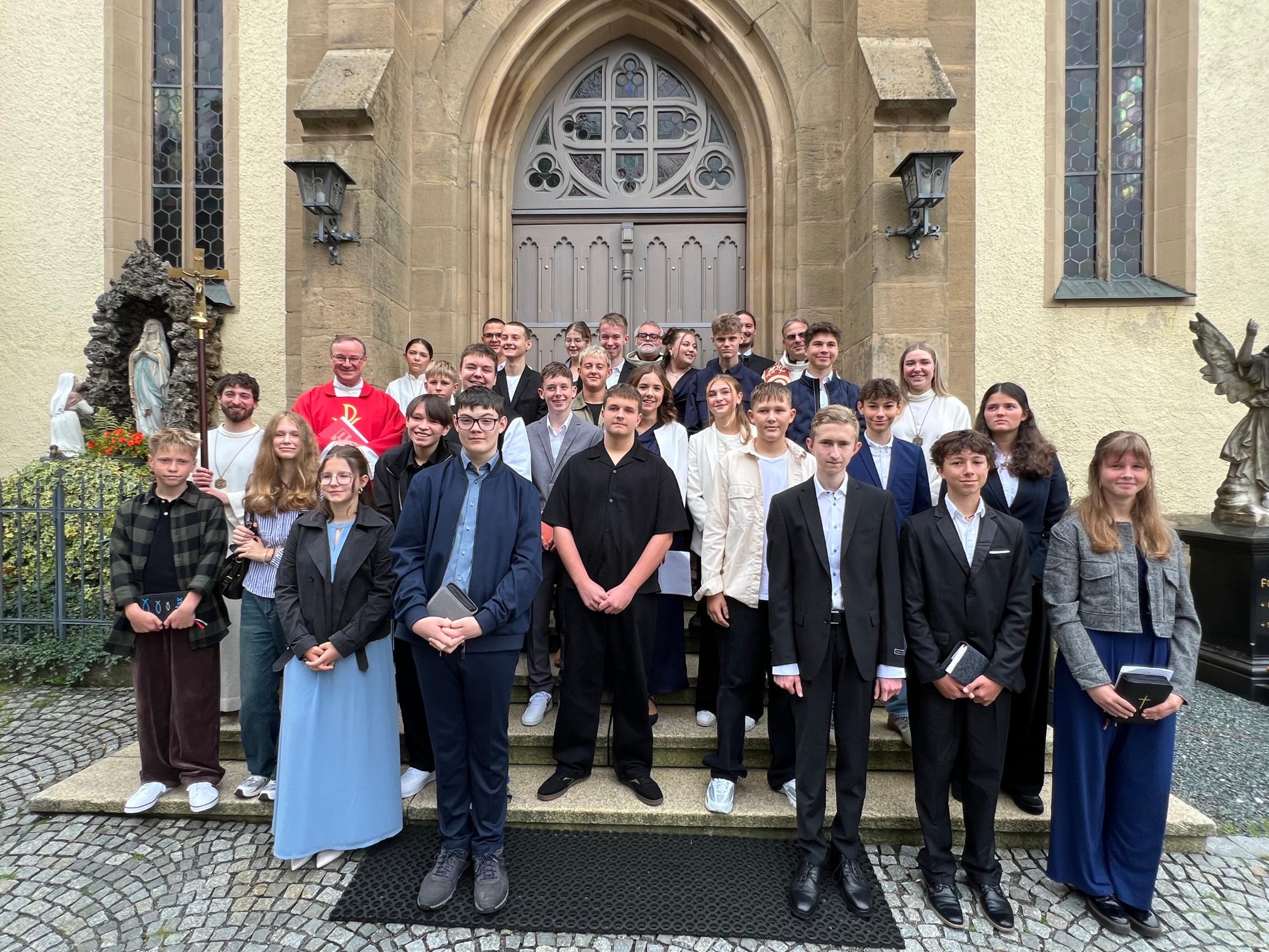 Die Firmlinge mit den Ministranten sowie Firmspender Domkapitular Albert Müller, Pastoralreferent Harald Ulbrich und Pfarrer Richard Reis nach dem Gottesdienst.