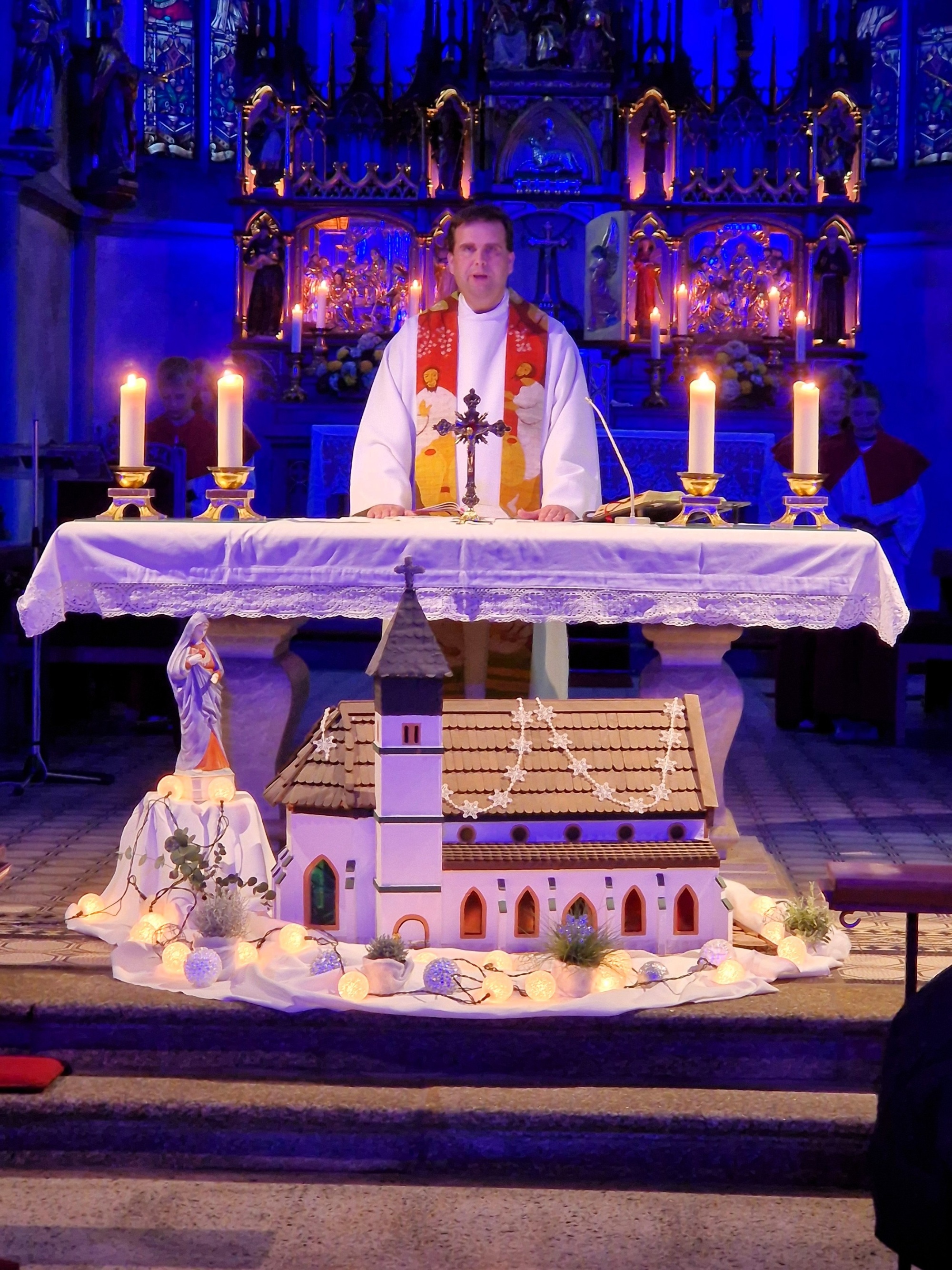 Dekan Detlef Pötzl zelebrierte den Seelsorgebereichs-Gottesdienst in der Kirche „Maria im Schnee“ in Steinwiesen SSB-Gottesdienst 25.10.26 in Steinwiesen